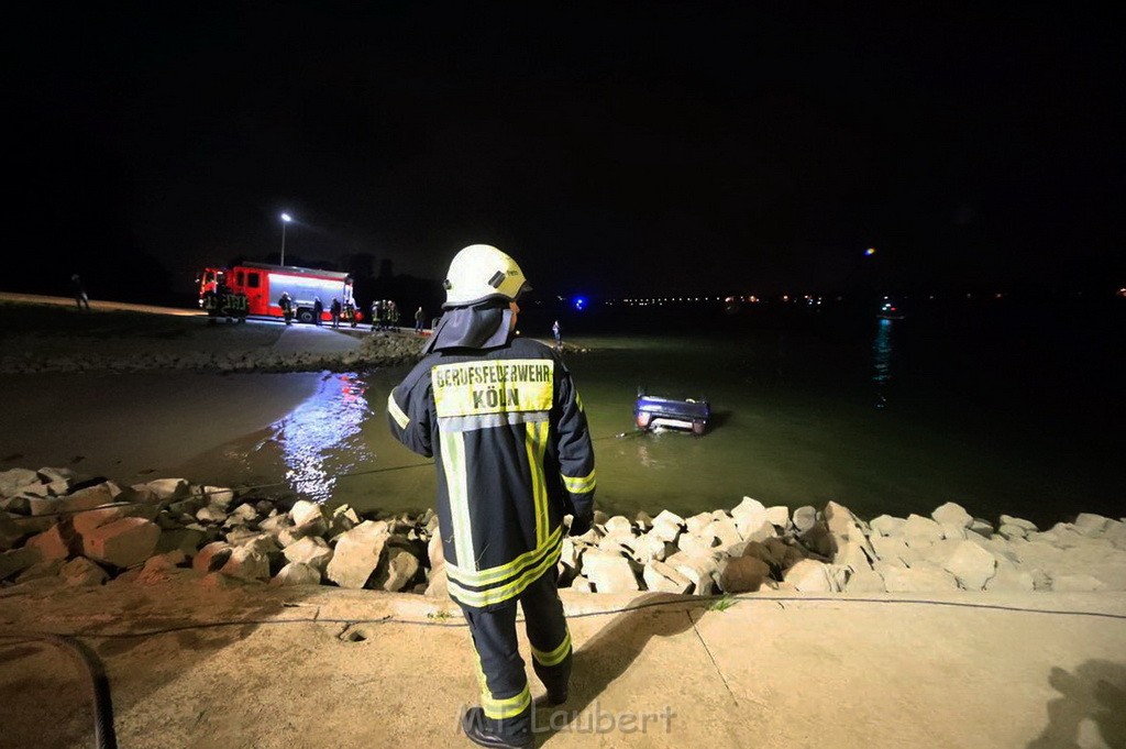 PKW im Rhein Koeln Merkenich neben dem Hitdofer Faehranleger P20.jpg